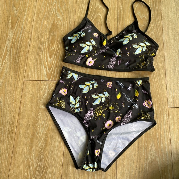 Woman’s swim suite sz. M - Picture 2 of 3